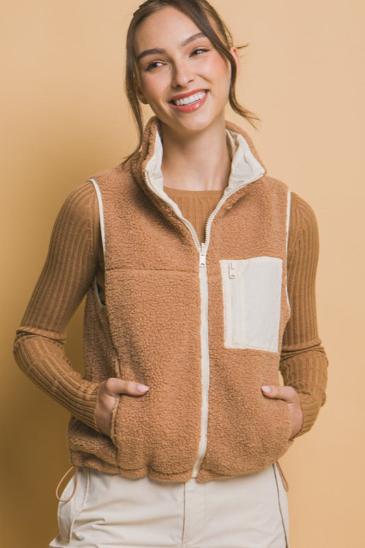 REVERSIBLE FLEECE VEST IN CAMEL