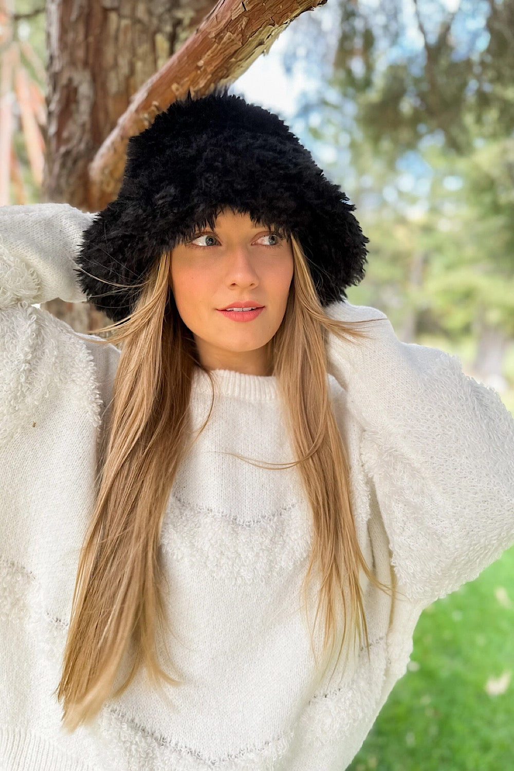 FUR BUCKET HAT IN BLACK